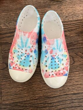 Native Kids Slip-On Water Shoes in Coral, Blue & White Tie-Dye